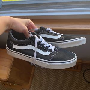 Low top Black vans shoes